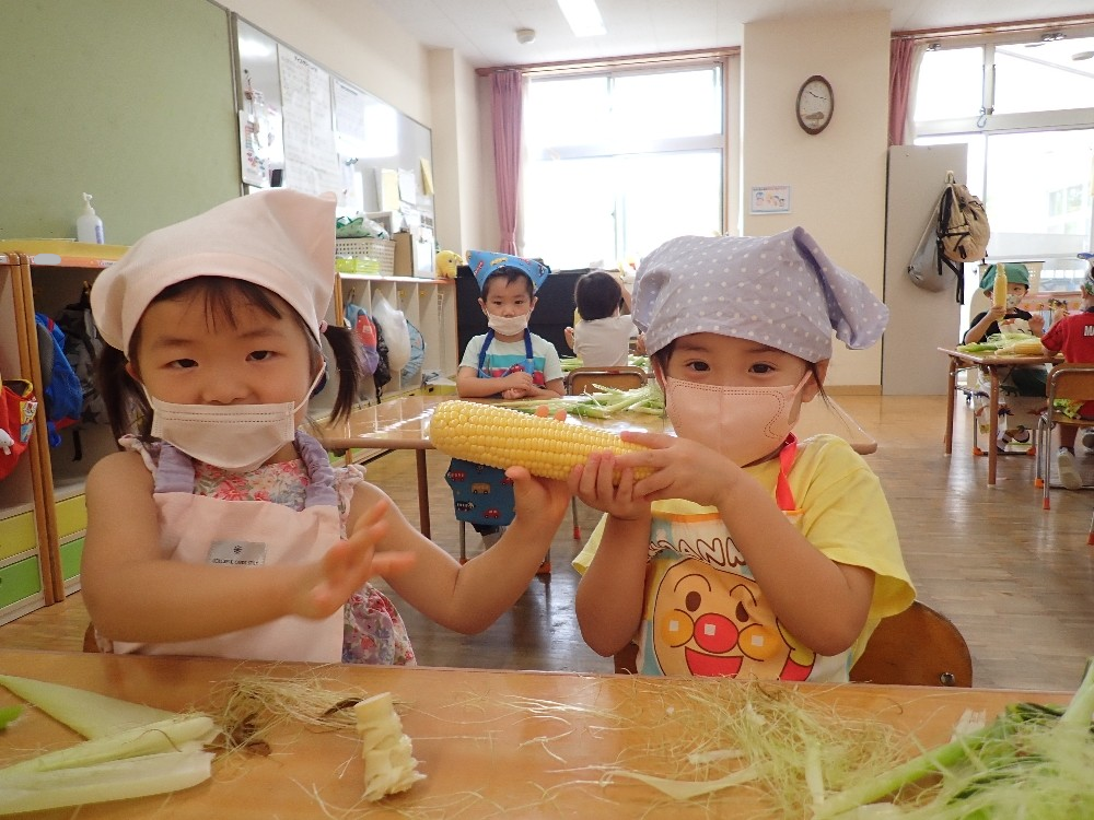 食育～とうもろこしの皮むき～